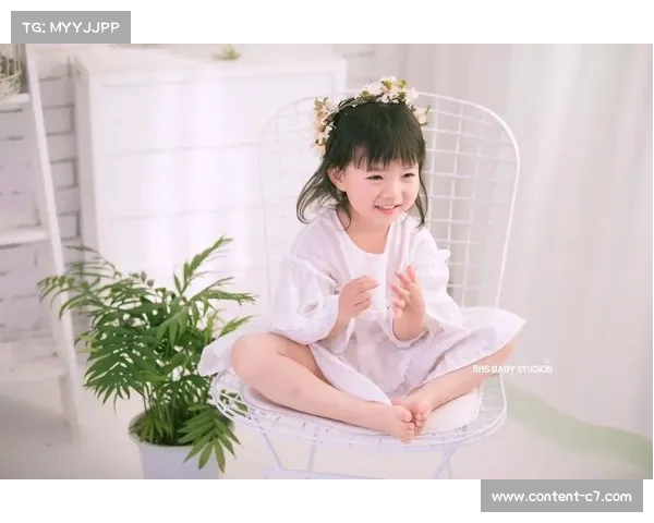 惊喜相拥瞬间温暖心灵女孩的饱满童真照亮了摄影师的镜头 惊喜相拥瞬间温暖心灵女孩的饱满童真照亮了摄影师的镜头