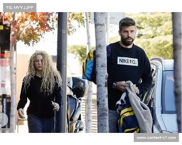 皮克与新女友首度同框晒幸福夏奇拉分手后新恋情曝光引发热议