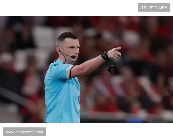 英超裁判海外执法争议引发舆论不满与薪酬讨论 英超裁判海外执法争议引发舆论不满与薪酬讨论